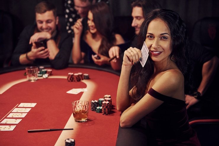 Dealer bersertifikat Dealer profesional melakukan spin roda dalam studio dealer langsung nusaslots